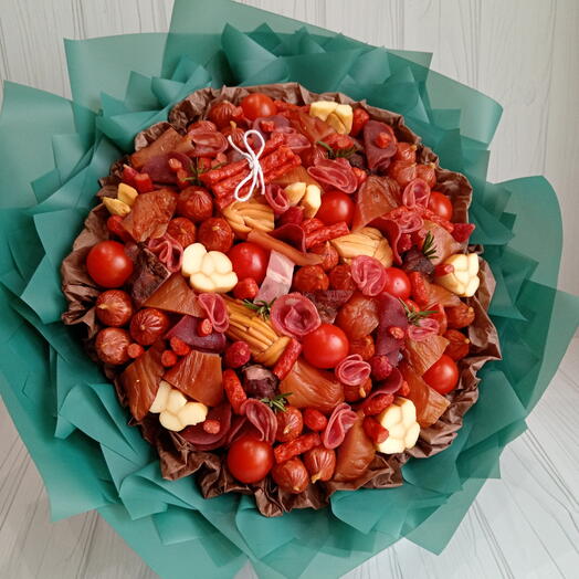 Мужской букет из мясных закусок и сыра