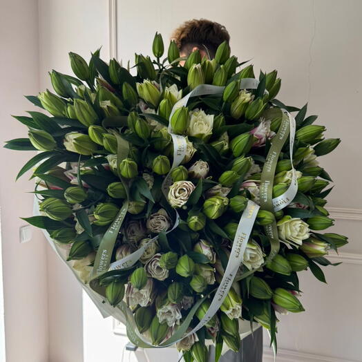 51 ветка лилий, огромный букет