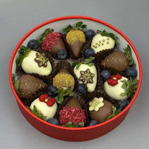 Шляпная коробочка с клубникой ( 12-13 ягод)