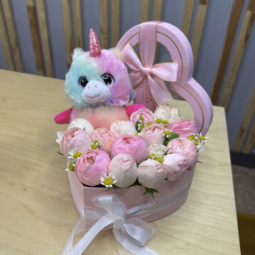 Единорожка с пионовидными кустовыми розами