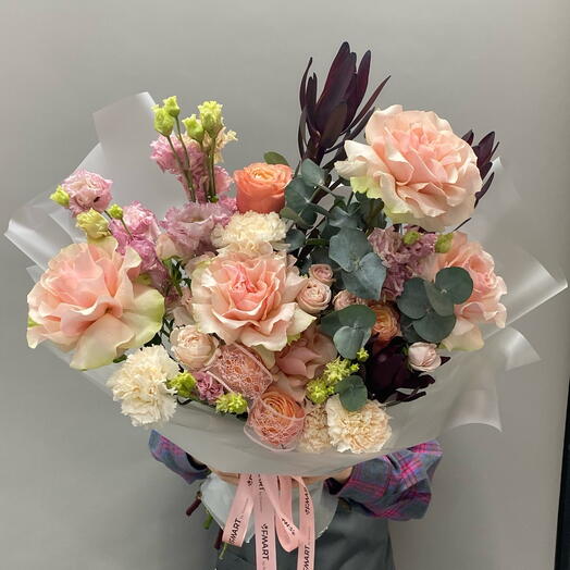 Пышный букет роз, диантусов, эустом и леукодендронов