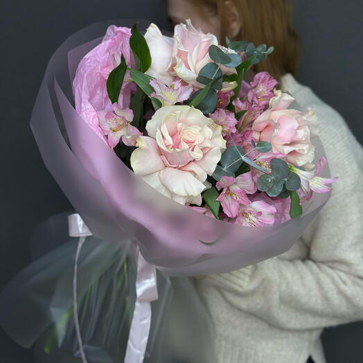 Ажурные розы и альстромерии
