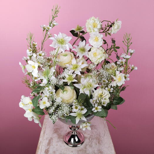 Авторская композиция из искусственных цветов "Белая свежесть"