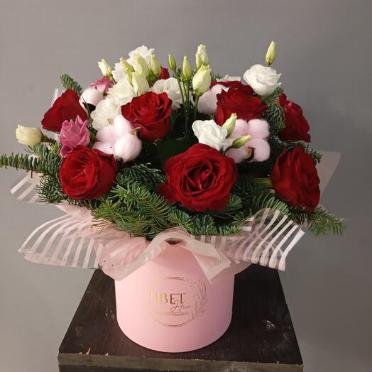 Розы, эустома и хлопок в шляпной коробке