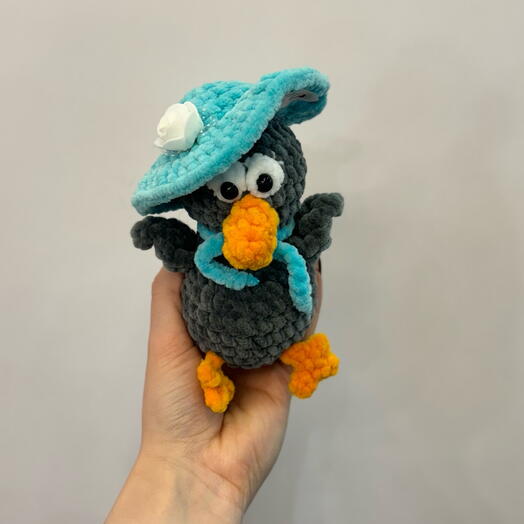 Утка в шляпке игрушка