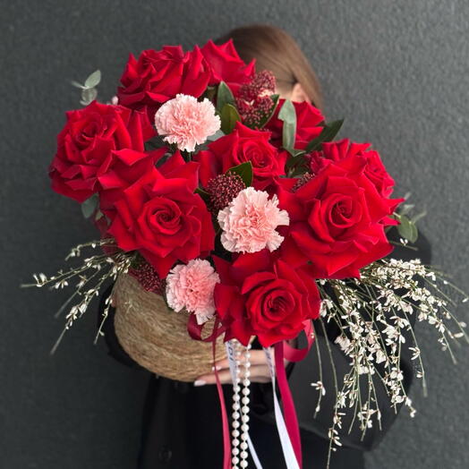 Корзина с красными французскими розами