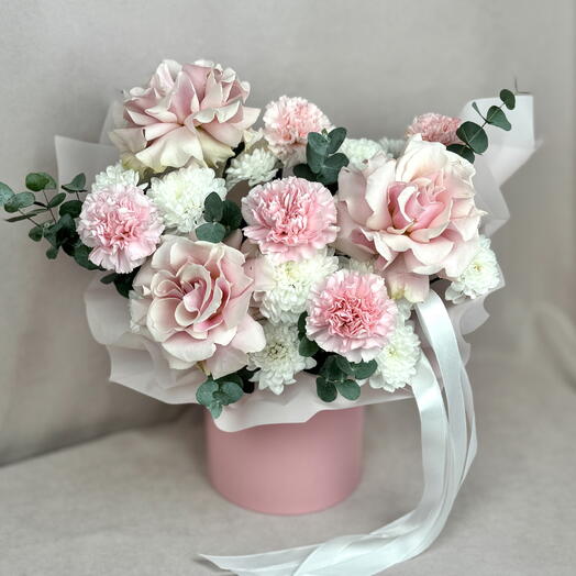 Цветы для любимой в шляпной коробке🌸. Французские розы, диантусы, хризантемы