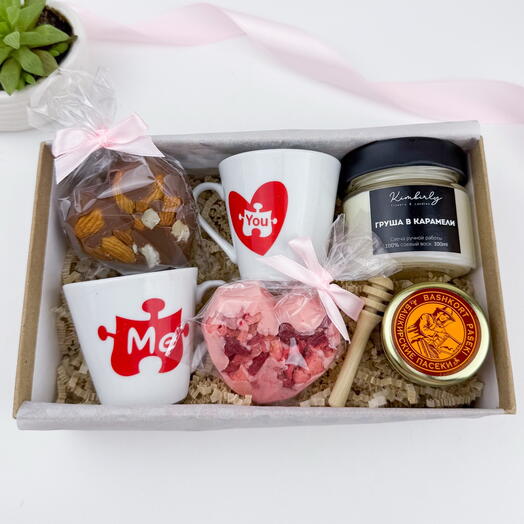 Подарочный набор с чашками, бельгийским шоколадом, медом и свечей