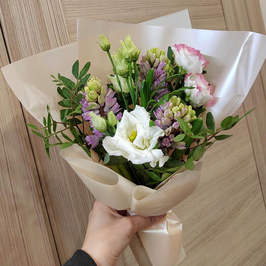 Гиацинты, эустома, букет комплимент на 8 марта