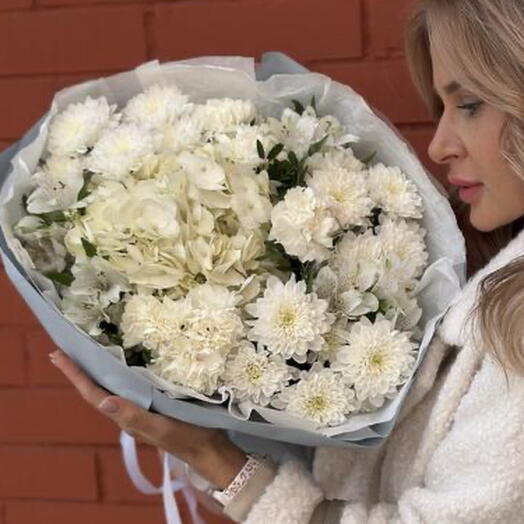 Букет из белоснежной гортензии с альстромерией и диантусами