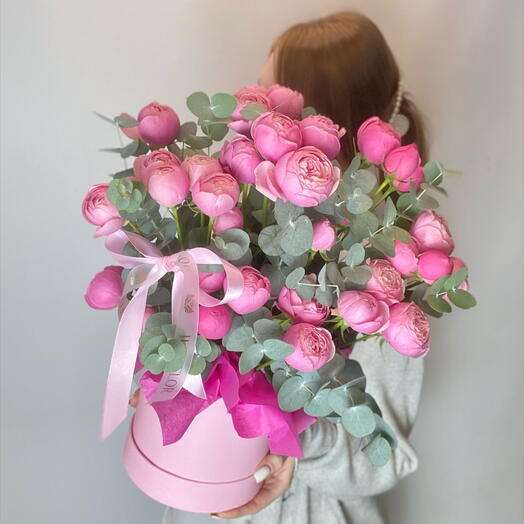 Пионовидные розы в нежно - розовом цвете, в коробке с эвкалиптом💞