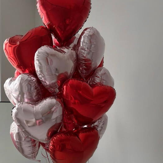 Связка шаров из красных и серебро сердец с доставкой в Калининграде 🎈