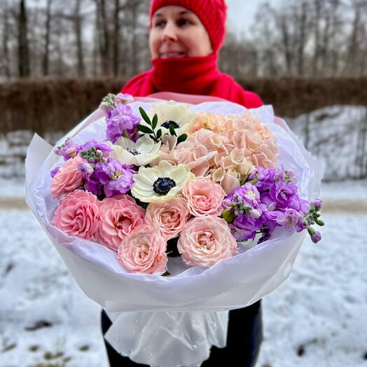 Нежный букет из роз гортензий и маттилы