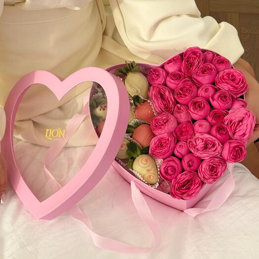 Клубника в шоколаде и цветы в форме сердца