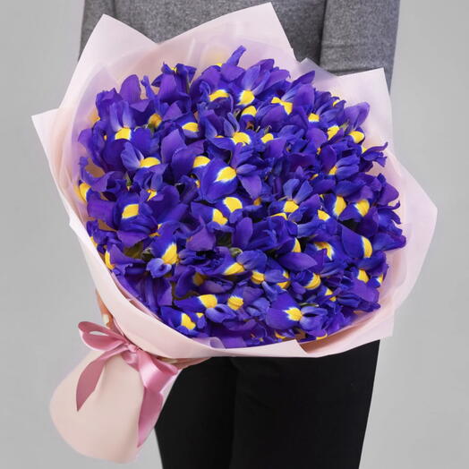 Букет 35 ирисов в оформлении
