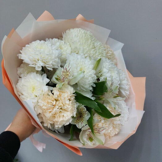 Нежный букет из хризантем, диантусов и альстромерии