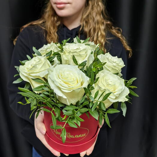 Композиция из 7 белых роз с зеленью в коробке (код 205)