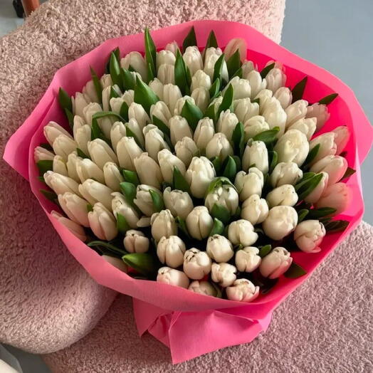 Букет из 101 белого тюльпана в розовой упаковке