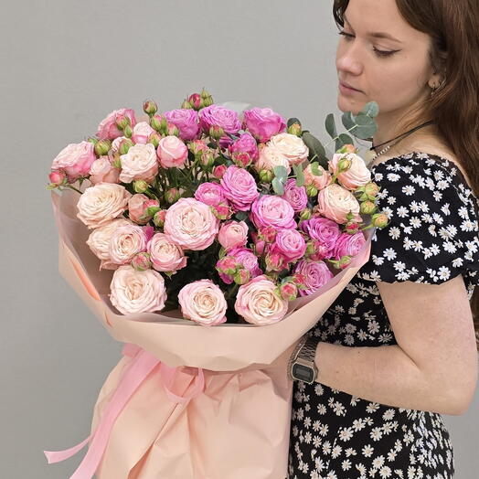 Букет из кустовых пионовидных роз