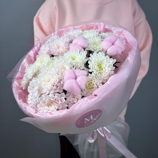 Нежный букет с кустовыми хризантемами и хлопком 💕