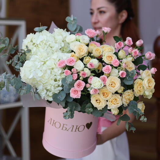 Цветы в коробке Люблю