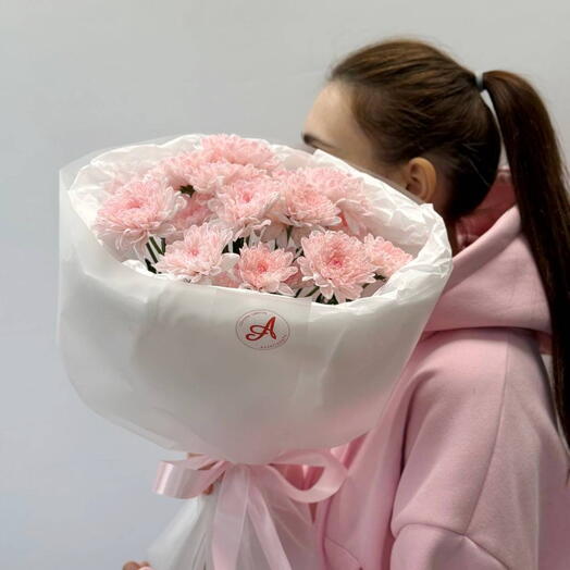 Букет из пудрово-розовых махровых кустовых хризантем, 210