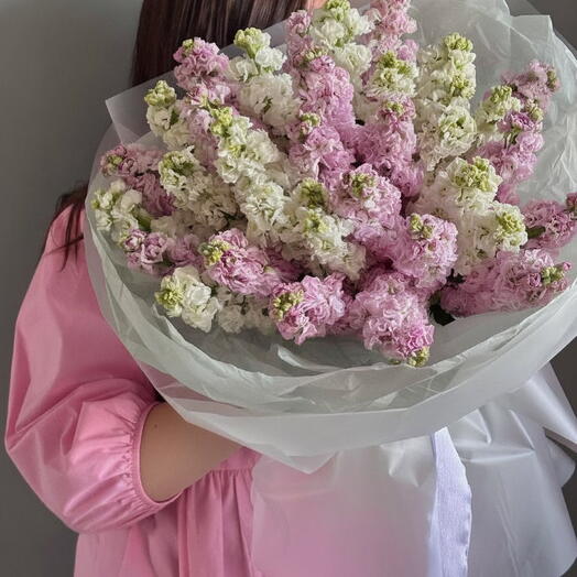 Букет из белой и розовой маттиолы