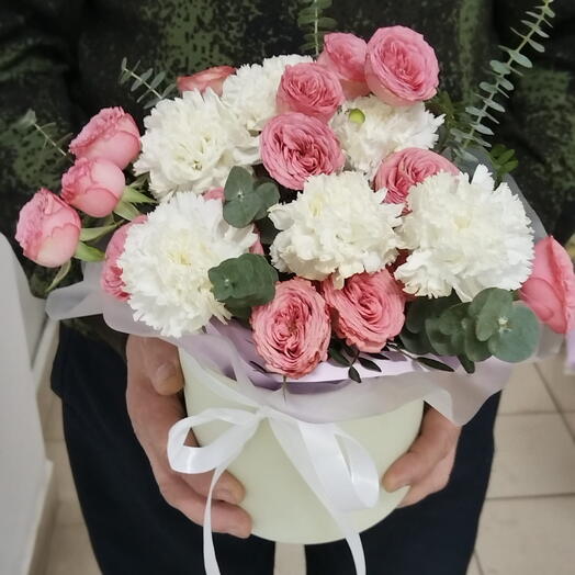 Цветы в коробке с кустовыми розами , , и кустовым диантусом