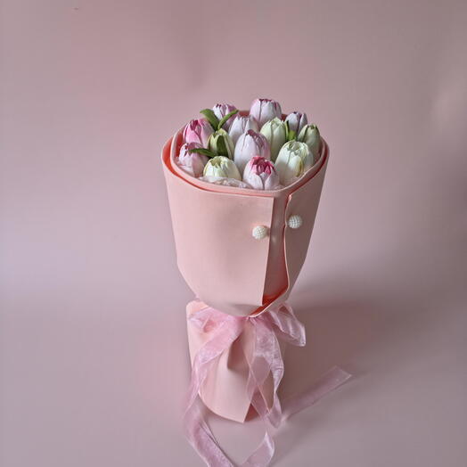 Букет тюльпанов 15 шт,в упаковке из фоамирана цвета лосось