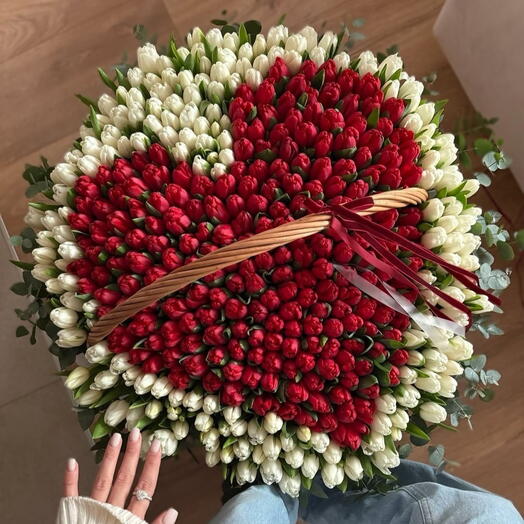 Огромная корзина с тюльпанами в виде сердца