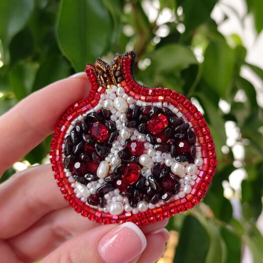 Брошь ручной работы "Гранат"