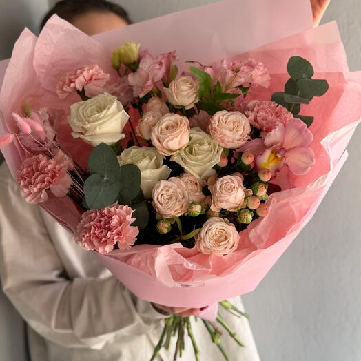 Delicado ramo con rosas y orquídeas