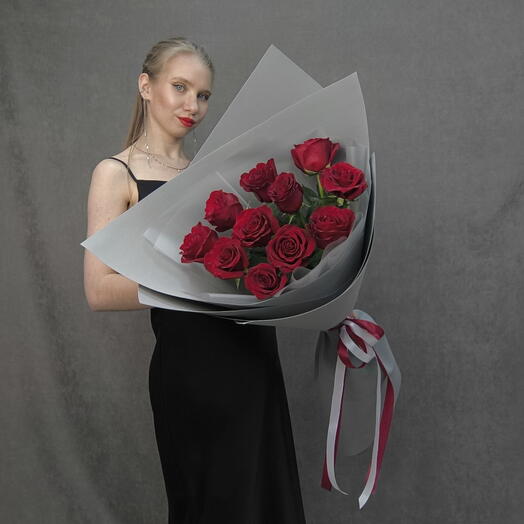 Серый Букет-гигант из красных роз