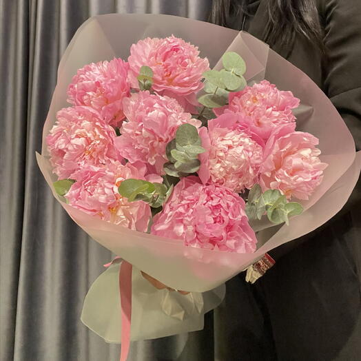 Букет с пионами и эвкалиптом