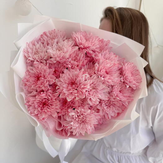 Букет розовых хризантем в дизайнерской упаковке 🌸 Размер S