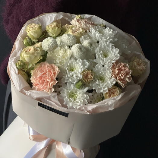 Букет с хризантемой и кустовыми розами