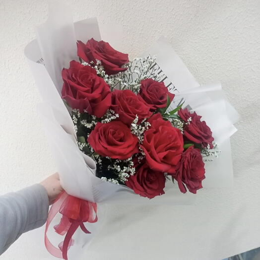 Букет бордовых роз с лимониумом