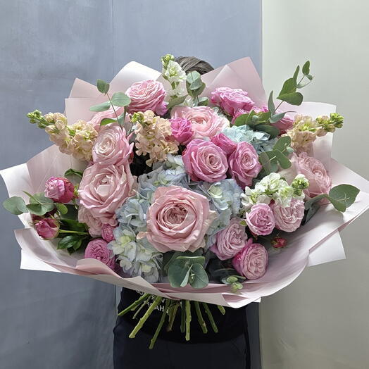 Букет из гортензии, маттиолы, кустовой пионовидной розы, пионовидной розы