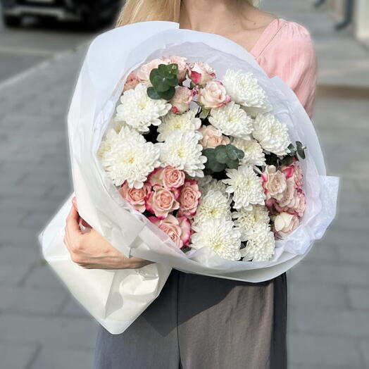 Прекрасный букет из кустовых роз и хризантем