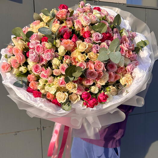 Большой букет кустовых роз 💘