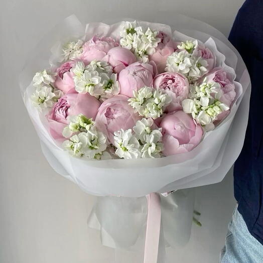 Нежный букет с пионами и матиоллой