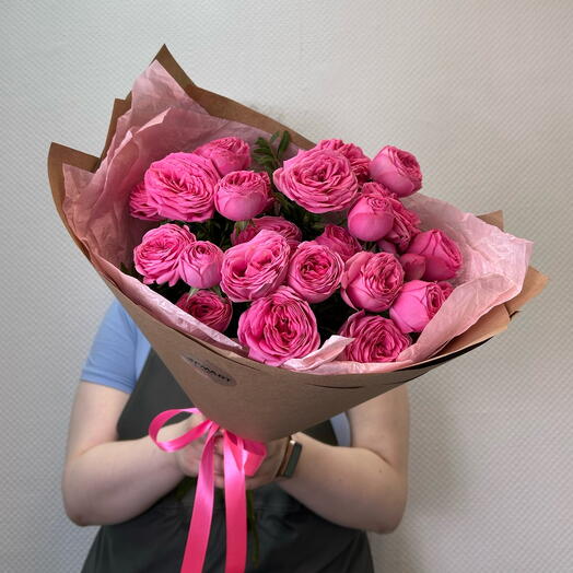 Пять малиновых пионовидных кустовых роз в крафте💕