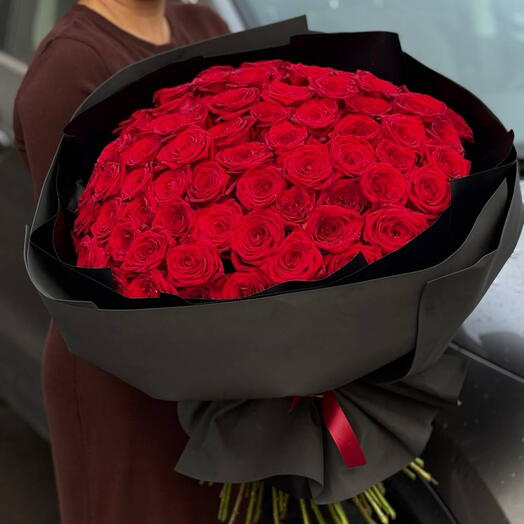 Красные королевские розы в черном оформлении 😍🌹