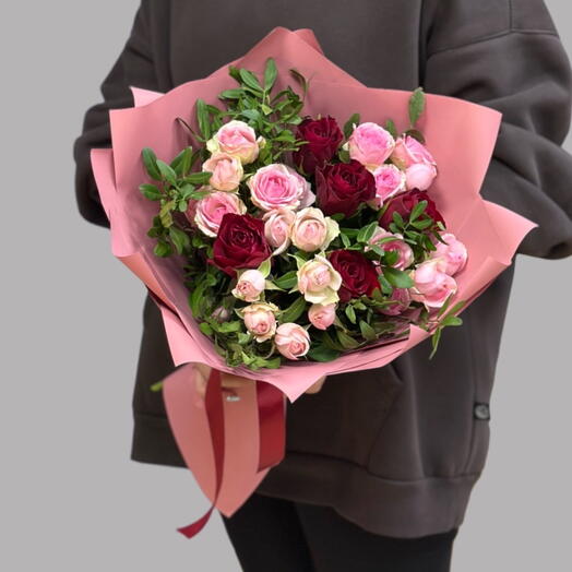 Ramo de rosas con decoración