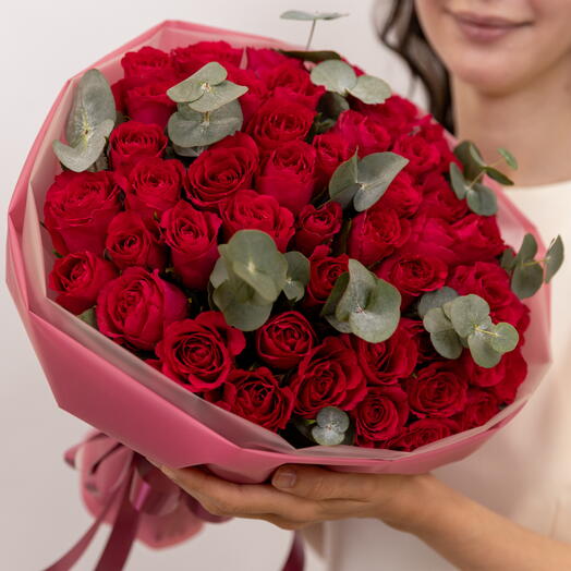 Букет из 51 малиново-красной розы Cerise Success с веточками эвкалипта