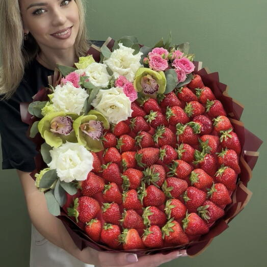 Букет из клубники с цветами