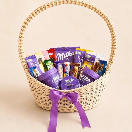 Подарочная корзина Milka с шоколадом и сладостями — сладкий подарок девушке