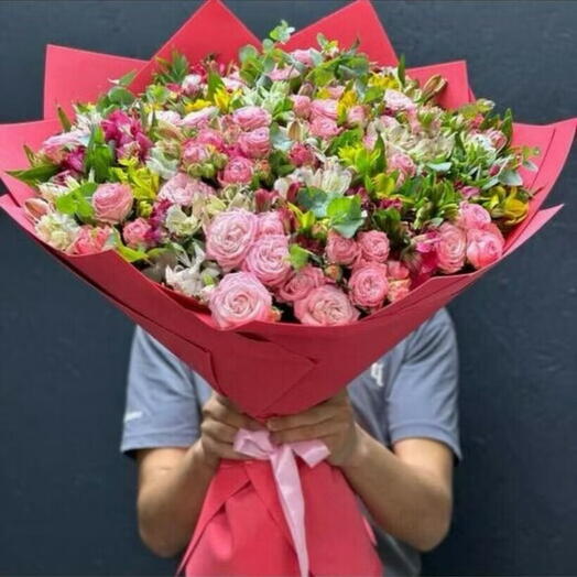 Букет кустовые розы и альстромерии