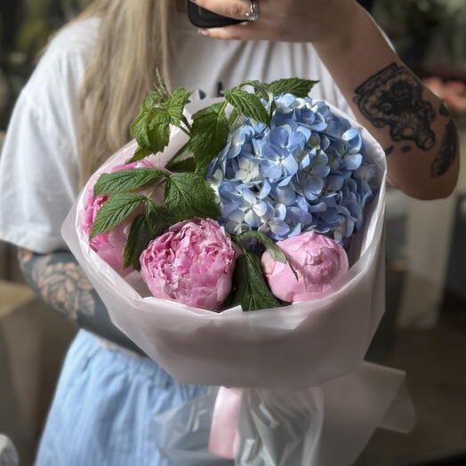 Садовый букет с гортензией, пионами и листьями малины PEONY194