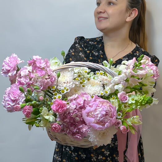 Нежная корзина с шикарной гортензией, пионом, альстромериями, диантусами и антирринумом💕